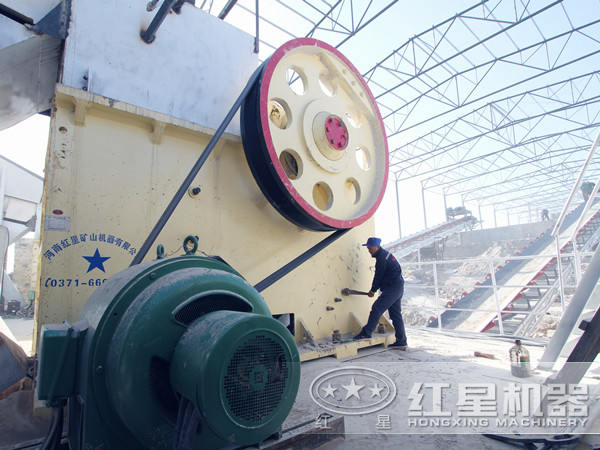 張旭在現場對設備進行檢修